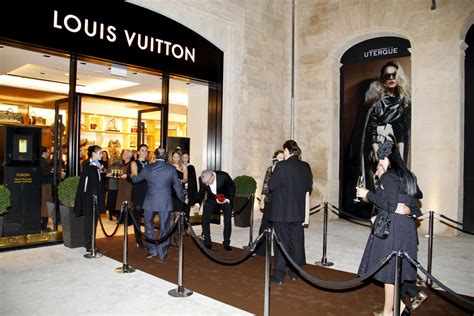 la firma louis vuitton.